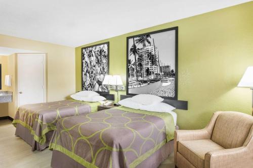 Säng eller sängar i ett rum på Super 8 by Wyndham Sarasota Near Siesta Key