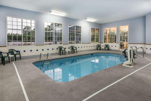 Poolen vid eller i närheten av Super 8 by Wyndham Fayetteville