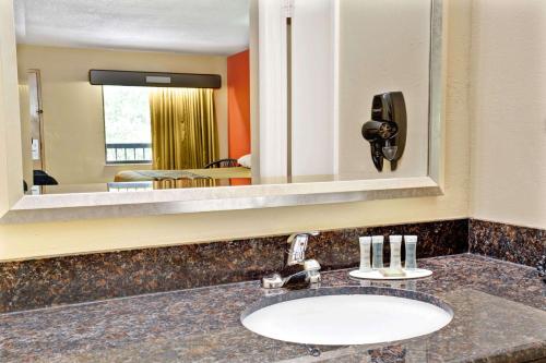 Kylpyhuone majoituspaikassa Super 8 by Wyndham Kissimmee/Maingate/Orlando Area