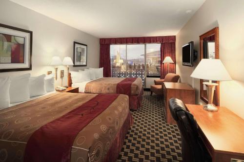 pokój hotelowy z 2 łóżkami i oknem w obiekcie Travelodge by Wyndham Nanaimo w mieście Nanaimo