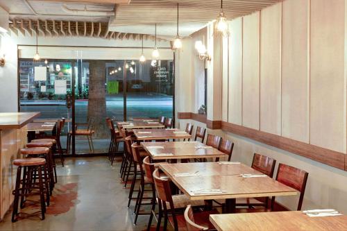 
Ein Restaurant oder anderes Speiselokal in der Unterkunft Travelodge by Wyndham Culver City 
