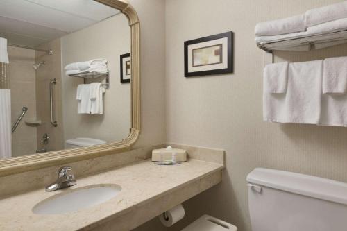 Ванная комната в Travelodge Hotel by Wyndham Vancouver Airport