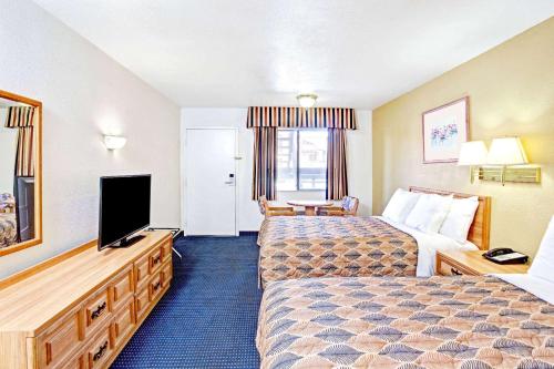 Katil atau katil-katil dalam bilik di Travelodge by Wyndham Banning Casino and Outlet Mall