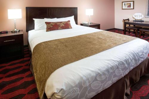 勞特代爾的住宿－東波特蘭/格雷沙姆旅程住宿酒店，一张大床,位于酒店客房内