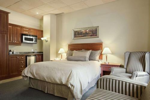 Кровать или кровати в номере Travelodge by Wyndham Montreal Centre