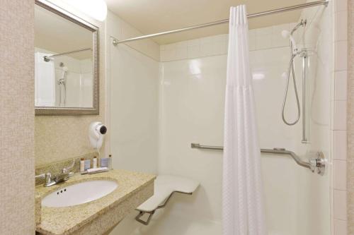Ванная комната в Wingate by Wyndham Charlotte Airport