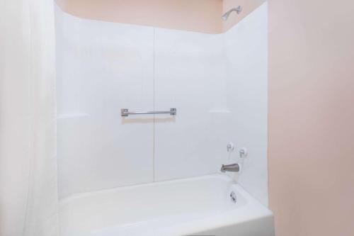 Un baño de Knights Inn - Augusta