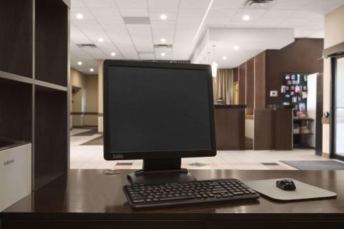 Travelodge by Wyndham Edmonton Westにあるテレビまたはエンターテインメントセンター