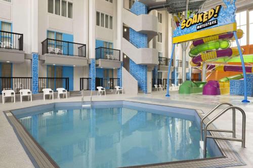 uma piscina em termia de um hotel com escorrega aquático em The Atlas° Hotel em Regina