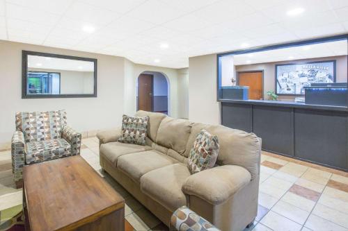 Super 8 by Wyndham Belleville – Photos 3