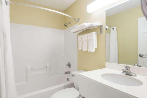 ein weißes Badezimmer mit Waschbecken und Toilette in der Unterkunft Super 8 by Wyndham Indianapolis/NE/Castleton Area in Indianapolis