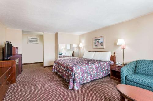 מיטה או מיטות בחדר ב-Travelodge by Wyndham Ridgeway Martinsville Area