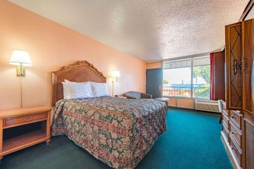 Tempat tidur dalam kamar di Castle Inn & Suites