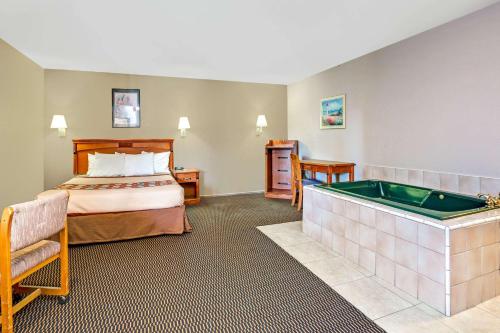 Super 8 by Wyndham Upland Ontario CAにあるベッド