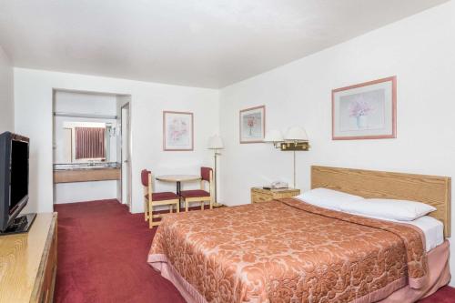 Super 8 by Wyndham Phoenix Metro North – Photos 5