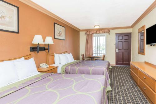 Super 8 by Wyndham Azusa – Photos 3