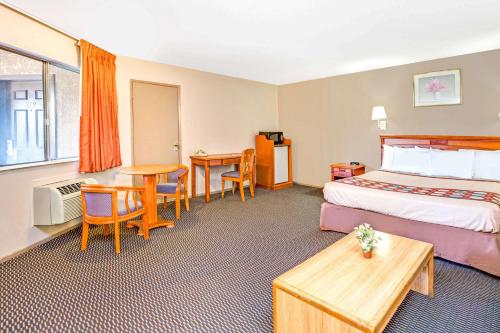 Super 8 by Wyndham Upland Ontario CAにあるベッド
