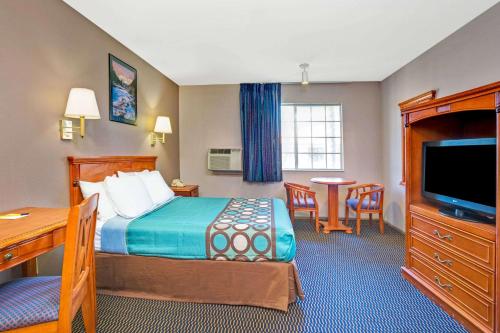 Super 8 by Wyndham Upland Ontario CAにあるベッド