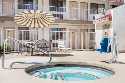 Super 8 by Wyndham Phoenix Metro North – Photos 4