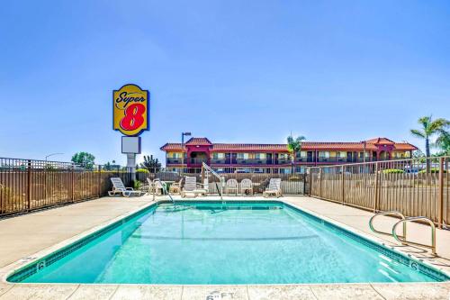 アップランドにあるSuper 8 by Wyndham Upland Ontario CAのホテルを背景にしたスイミングプール