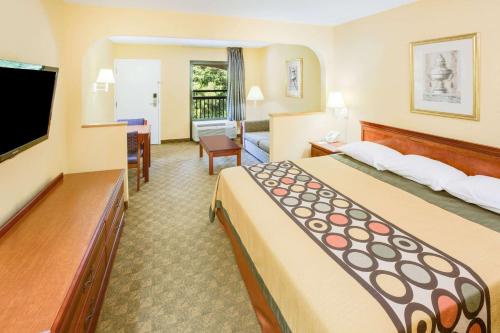 Super 8 by Wyndham Diberville Biloxi Areaにあるベッド
