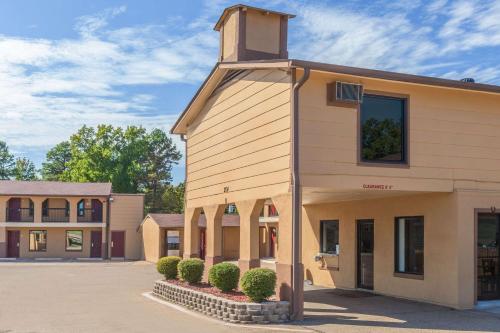 Gallery image of Super 8 by Wyndham Mt. Pleasant TX in Mount Pleasant