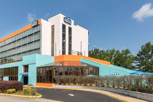 a building with a parking lot in front of it at Howard Johnson by Wyndham Williamsburg in Williamsburg