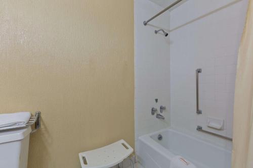 e bagno con servizi igienici, vasca e lavandino. di Knights Inn Brenham a Brenham