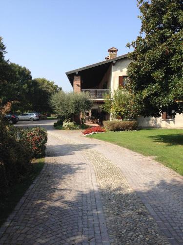 a cobblestone road in front of a house at Le Rondini in Bagnolo Mella