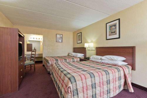 Un pat sau paturi într-o cameră la Knights Inn Brenham