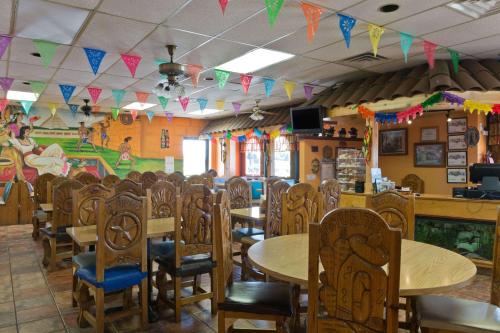 Knights Inn Brenhamにあるレストランまたは飲食店
