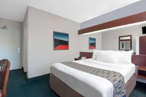 Microtel Inn & Suites by Wyndham Londonにあるベッド