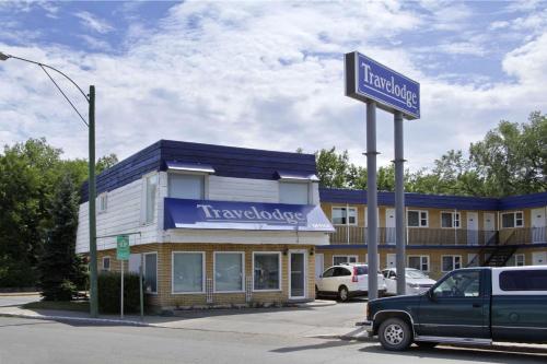 ein LKW, der vor einem Hotel parkt in der Unterkunft Travelodge by Wyndham Moose Jaw in Moose Jaw