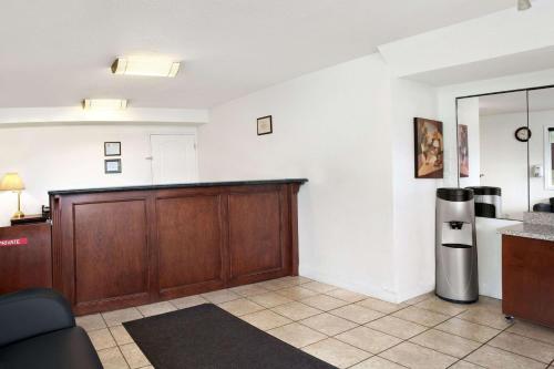 Super 8 by Wyndham Kamloops Eastにあるキッチンまたは簡易キッチン