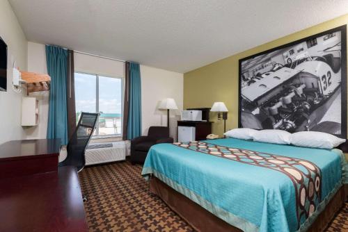 Ein Bett oder Betten in einem Zimmer der Unterkunft Super 8 by Wyndham Cloverdale IN