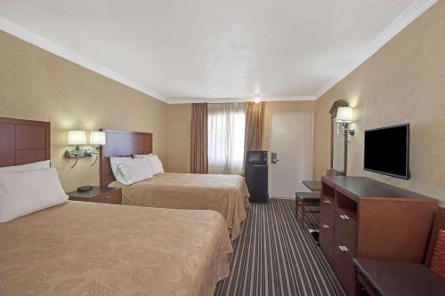 Кровать или кровати в номере Buena Park Inn