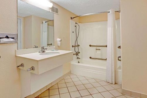 Imagen de la galería de Travelodge by Wyndham North Richland Hills/Dallas/Ft Worth, en North Richland Hills