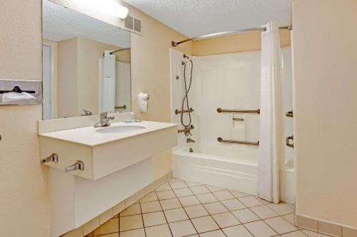 Ett badrum på Travelodge by Wyndham North Richland Hills/Dallas/Ft Worth
