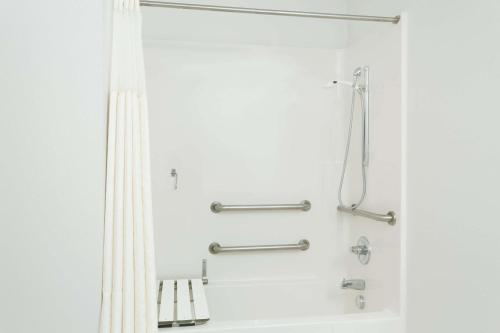 y baño con ducha y cortina de ducha. en Super 8 by Wyndham Cloverdale Wine Country, en Cloverdale