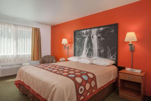 Ένα ή περισσότερα κρεβάτια σε δωμάτιο στο Super 8 by Wyndham Cloverdale Wine Country