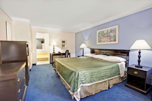 Säng eller sängar i ett rum på Travelodge by Wyndham North Richland Hills/Dallas/Ft Worth