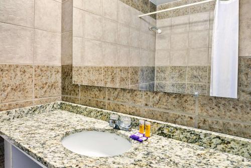 y baño con lavabo y ducha. en Weber Inn KItchener, en Kitchener