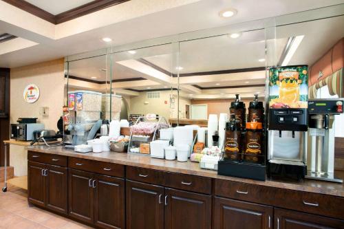 Super 8 by Wyndham Grayville – Photos 3