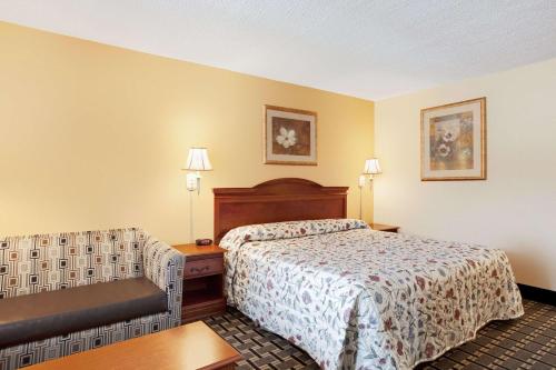 Postel nebo postele na pokoji v ubytování Knights Inn Mount Laurel