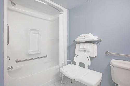 Ванна кімната в Super 8 by Wyndham Sault Ste Marie On