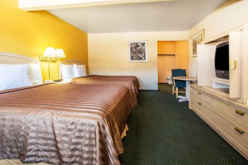 Travelodge by Wyndham Turlockにあるベッド