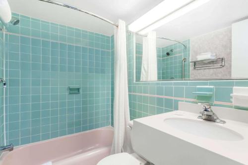 a bathroom with a sink and a toilet and a tub at Atlantic Motor Inn Near Boardwalk in Atlantic City