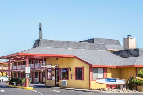 ターロックにあるTravelodge by Wyndham Turlockの通りの角にある建物