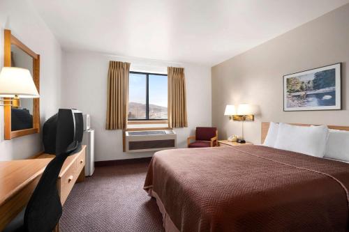 Postel nebo postele na pokoji v ubytování Travelodge by Wyndham Elko NV