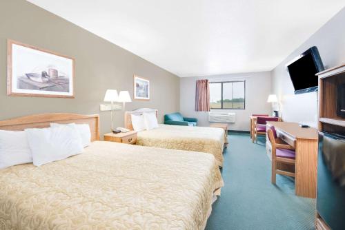 Habitación de hotel con 2 camas y TV de pantalla plana. en Super 8 by Wyndham Sisseton, en Sisseton